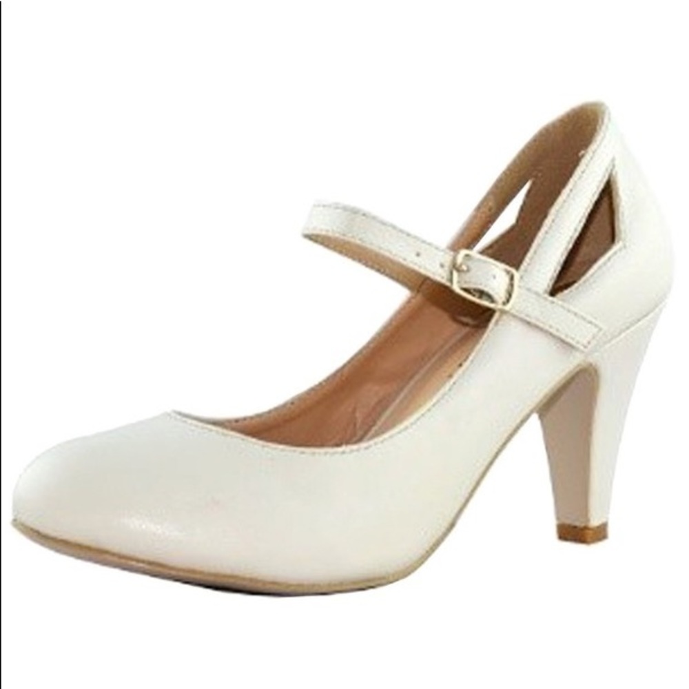 NWOT Chase & Chloe Nude Pump